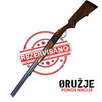 Lovačka puška IŽ-27E kalibra 12/70, desna strana puške sa zatvorenim mehanizmom i drvenim kundakom.