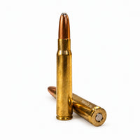 Dva metka Norma Alaska 8×57 JS, jedan uspravan i drugi položen sa vidljivim dnom čaure.