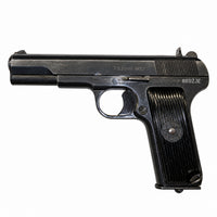 Zastava M57 „Tetejac“ u kalibru 7,62 × 25 mm Tokarev, desna strana pištolja sa crnim rebrastim rukohvatom i zvezdom na beloj pozadini.