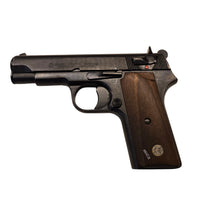 Leva strana pištolja Zastava M88A sa natpisom Zavodi Crvena Zastava i amblemom na drvenoj korici rukohvata.