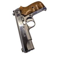 Prednji pogled na pištolj Zastava M88 sa hromiranom obradom i cevi kalibra 9 mm Parabellum