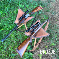 Detalj sedišta od prirodne goveđe kože i drvenih nogara lovačkog tronošca Laufer Gear visine 65 cm.