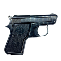 Detalj pištolja Beretta Model 950 kalibra 6.35 Browning sa karakterističnom tip-up cevi i originalnim Beretta oznakama.