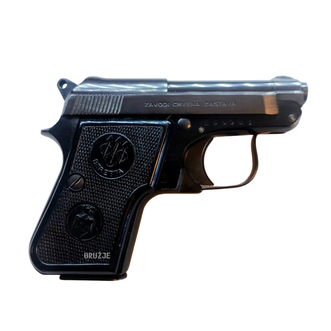 Beretta 950 B, kalibar 6,35 mm — desna strana pištolja sa natpisom „Zavodi Crvena Zastava“ i crnom oblogom rukohvata.
