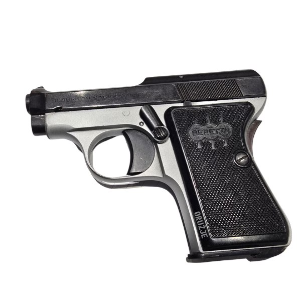 Desna strana pištolja Beretta 418 cal. 6,35 mm Browning proizvedenog 1957. godine, kolekcionarski primerak italijanske proizvodnje sa karakterističnim kompaktnim dizajnom i istorijskim značajem prvog Bondovog pištolja.