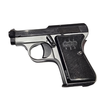 Desna strana pištolja Beretta 418 cal. 6,35 mm Browning proizvedenog 1957. godine, kolekcionarski primerak italijanske proizvodnje sa karakterističnim kompaktnim dizajnom i istorijskim značajem prvog Bondovog pištolja.