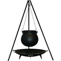 Gorenc BBQ kotlić 10 litara u upotrebi tokom kuvanja na otvorenom.