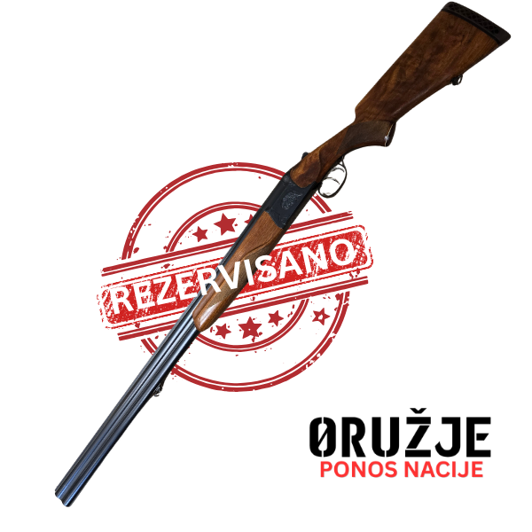 Lovačka puška IŽ-27E kalibra 12/70, desna strana puške sa zatvorenim mehanizmom i drvenim kundakom.