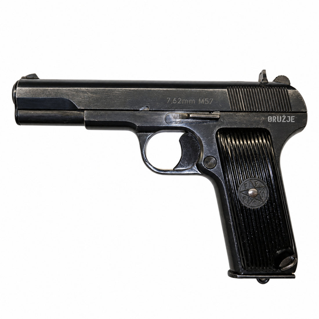 Zastava M57 „Tetejac“ u kalibru 7,62 × 25 mm Tokarev, desna strana pištolja sa crnim rebrastim rukohvatom i zvezdom na beloj pozadini.