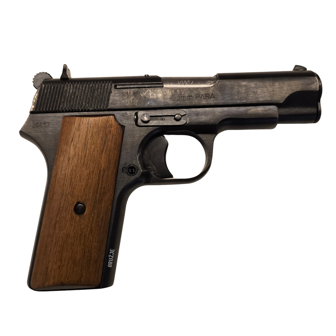 Desna strana pištolja Zastava M88A sa drvenom koricom rukohvata i oznakom 9 mm PARA na navlaci.