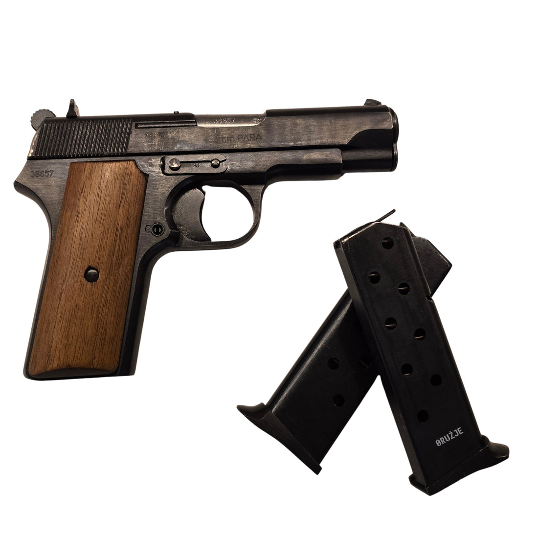 Pištolj Zastava M88A 9 mm sa drvenim koricama rukohvata i dva izdvojena okvira na beloj pozadini.
