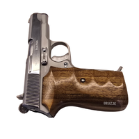 Detaljan prikaz drvenih korica i čelične konstrukcije pištolja Zastava M88 9 mm Parabellum
