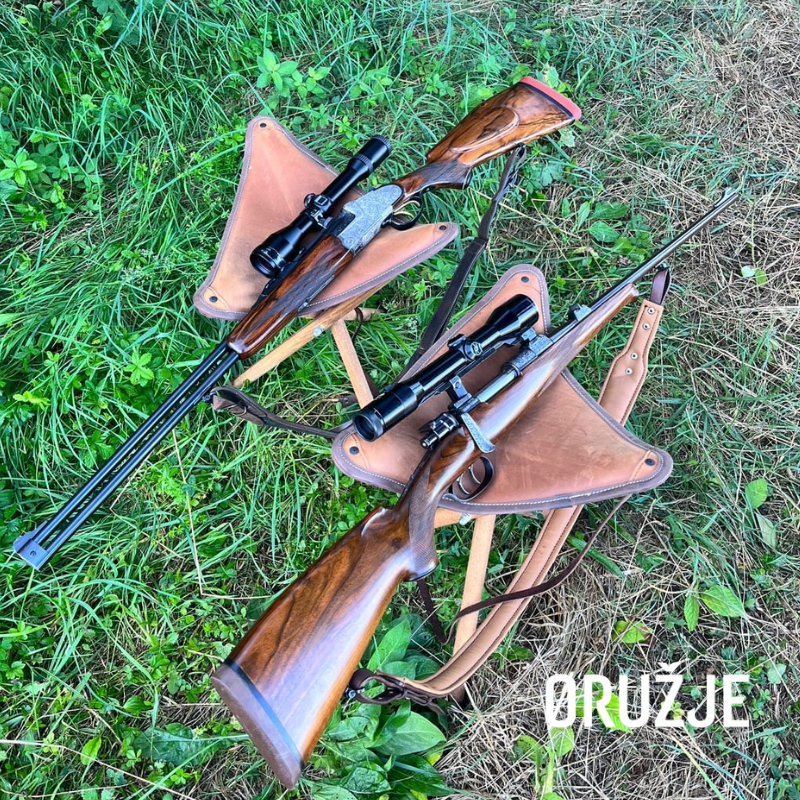 Detalj sedišta od prirodne goveđe kože i drvenih nogara lovačkog tronošca Laufer Gear visine 65 cm.