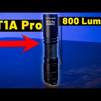 Nitecore MT1A Pro - video prezentacija kompaktne punjive LED lampe sa 800 lumena, dometom do 250 metara i zaštitom IP68. Prikaz funkcija, USB-C punjive baterije i mogućnosti napajanja jednom AA baterijom.